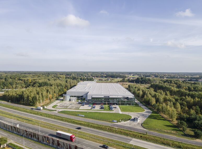 ConceptWall 60 Façades, ConceptWall 50 Façades, Paralline Cladding, ConceptSystem 59Pa Windows, HiFinity Sliding & Folding, Fixscreen Minimal Solar Shading, MasterPatio Sliding & Folding, CW 50-HI Façades, CW 60-HI Façades, MasterLine 8 HI Windows, CW 50-FP Façades, MasterLine 8-HI Doors, MasterLine 8 Pivot Door Doors and CS 77 Fire Proof Doors - Reynaers Central Europe Campus located in Przeszkoda, Poland