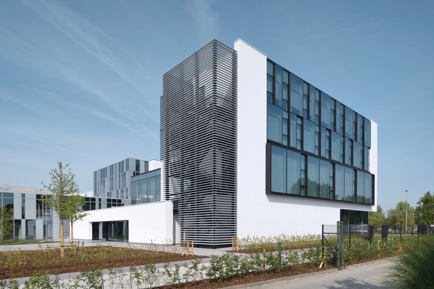 HiFinity Sliding & Folding, BriseSoleil 100 Solar Shading, MasterLine 8 Windows, CW 60-SC Façades, CW 86 Standard Façades and CW 86-EF Façades - Office building Reynaers Campus: Experience Centre located in Duffel, Belgium